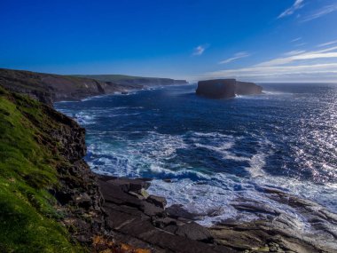 Kilkee Cliffs, Atlantik Okyanusu güzel İrlandalı batı kıyılarına