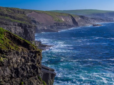 Kilkee Cliffs, Atlantik Okyanusu güzel İrlandalı batı kıyılarına