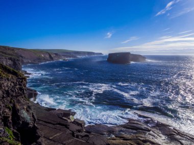 Kilkee Cliffs, Atlantik Okyanusu güzel İrlandalı batı kıyılarına