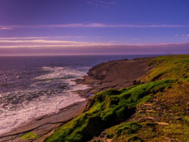Harika kayalıklarla Kilkee batımında - İrlandalı west coast