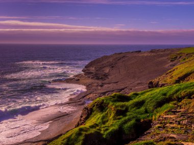Kilkee kayalıklarla İrlanda üzerinden muhteşem görünüm