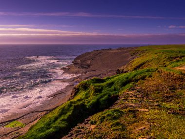 Harika kayalıklarla Kilkee batımında - İrlandalı west coast