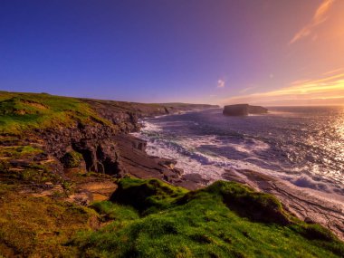 Harika kayalıklarla Kilkee batımında - İrlandalı west coast