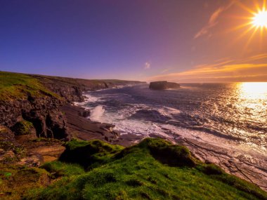 Harika kayalıklarla Kilkee batımında - İrlandalı west coast