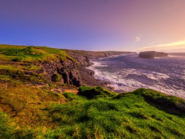 Harika kayalıklarla Kilkee batımında - İrlandalı west coast