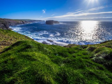 Kilkee Cliffs, Atlantik Okyanusu güzel İrlandalı batı kıyılarına