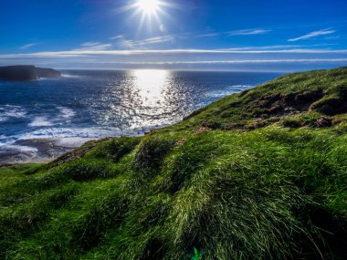Kilkee Cliffs, Atlantik Okyanusu güzel İrlandalı batı kıyılarına