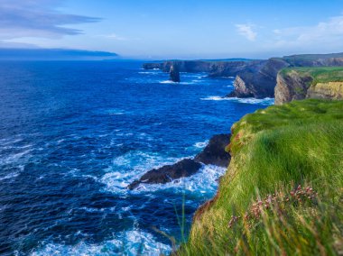 Kilkee kayalıklarla İrlanda üzerinden muhteşem görünüm
