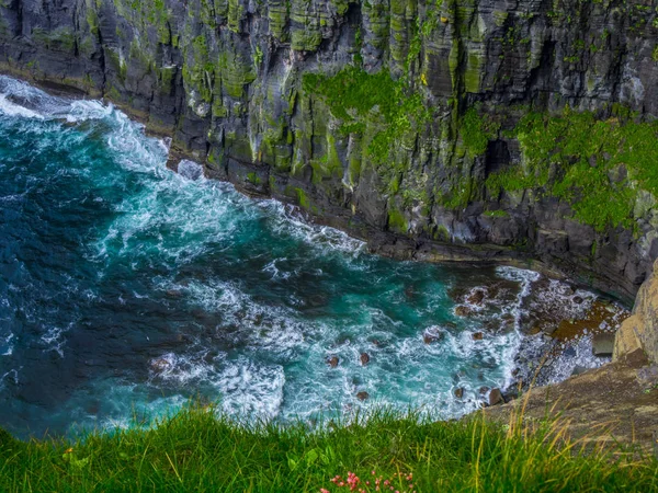 Wildes atlantisches Wasser trifft die Klippen von Moher in Irland — Stockfoto