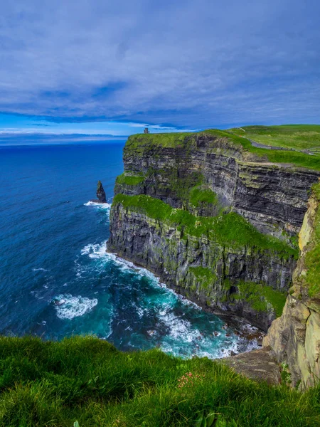 Világ híres Moherské útesy, Írország Atlanti-óceán partján — Stock Fotó