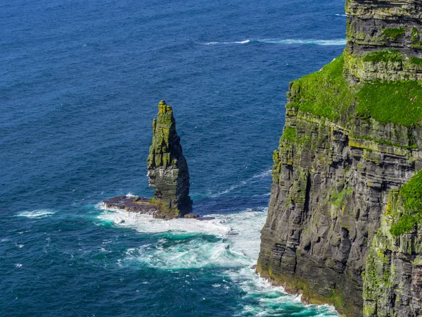 Wild Atlantic Water percutant les falaises de Moher en Irlande — Photo