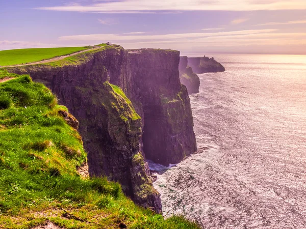 Cliffs Moher İrlanda gün batımında
