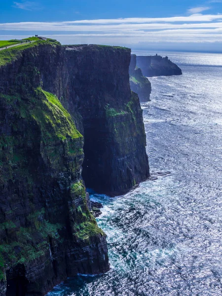 Yaban Atlantik İrlanda Moher kayalıklarla isabet su — Stok fotoğraf