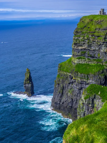 Wild Atlantic Water colpisce le scogliere di Moher in Irlanda — Foto Stock