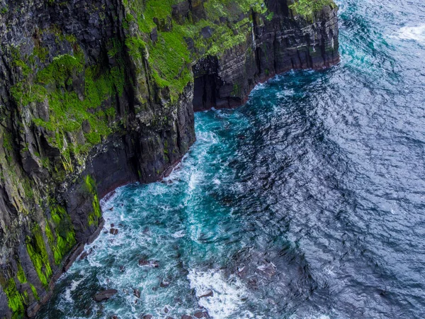 Yaban Atlantik İrlanda Moher kayalıklarla isabet su