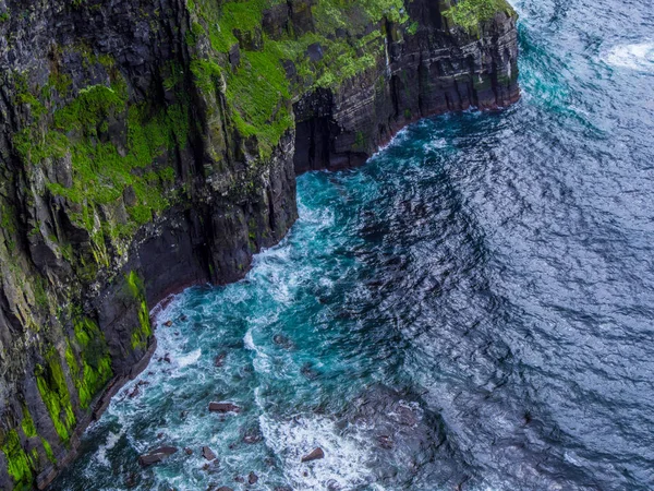 Świecie słynnych klifów Moher na atlantyckim wybrzeżu Irlandii — Zdjęcie stockowe