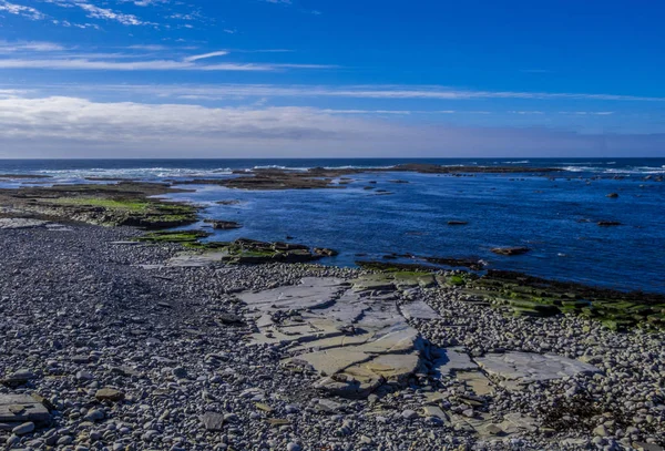 A rochosa Kilkee Beach na costa irlandesa — Fotografia de Stock