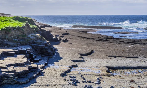 爱尔兰海岸的岩石 Kilkee 海滩 — 图库照片