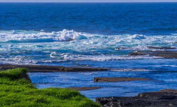 Vahşi okyanus suları Kilkee Beach İrlanda