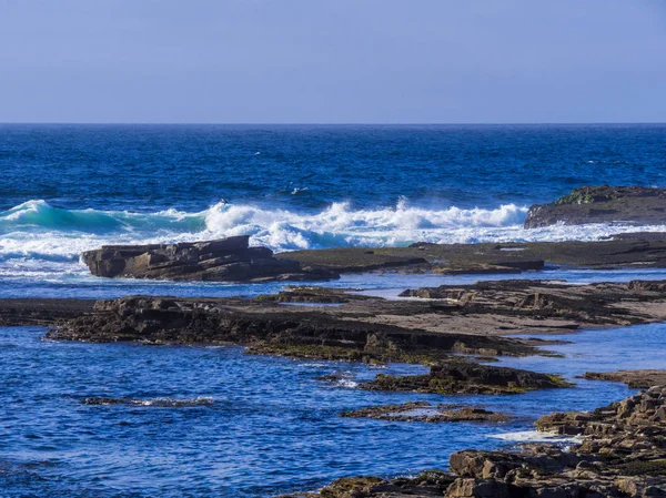 Дикая вода Атлантического океана на скалистом побережье — стоковое фото