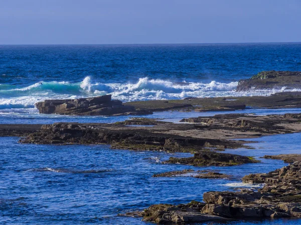 Wildes Atlantikwasser an einer felsigen Küste — Stockfoto