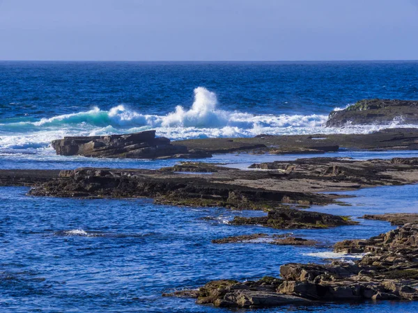 Wildes Atlantikwasser an einer felsigen Küste — Stockfoto