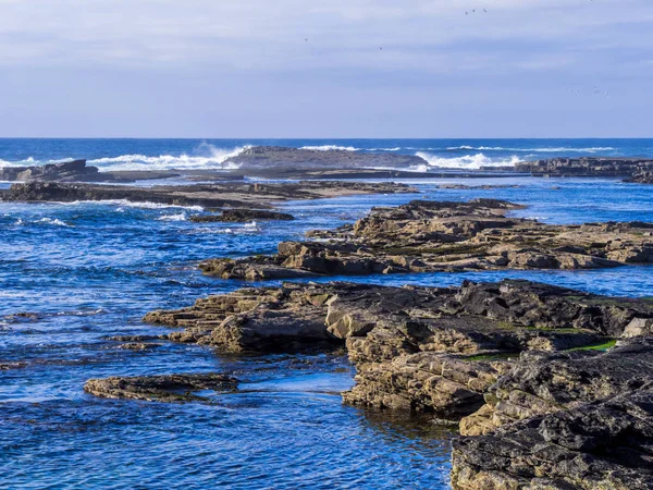 Wildes Atlantikwasser an einer felsigen Küste — Stockfoto