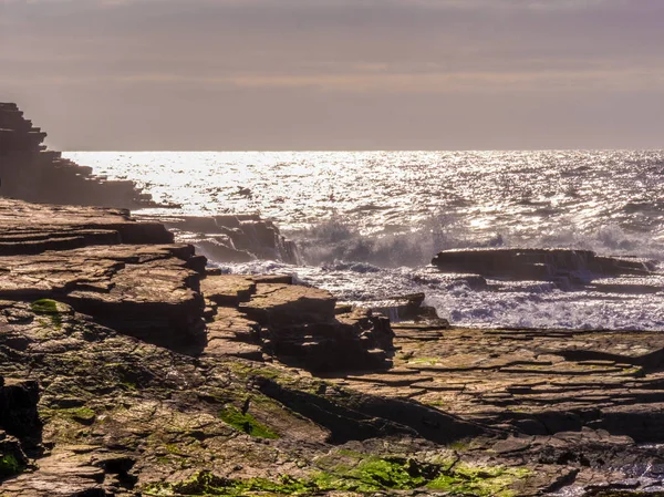 Kayalık Atlantic coast of Ireland gün batımında