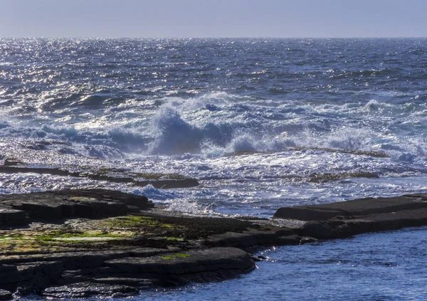 Acque selvagge dell'oceano Atlantico su una costa rocciosa — Foto Stock