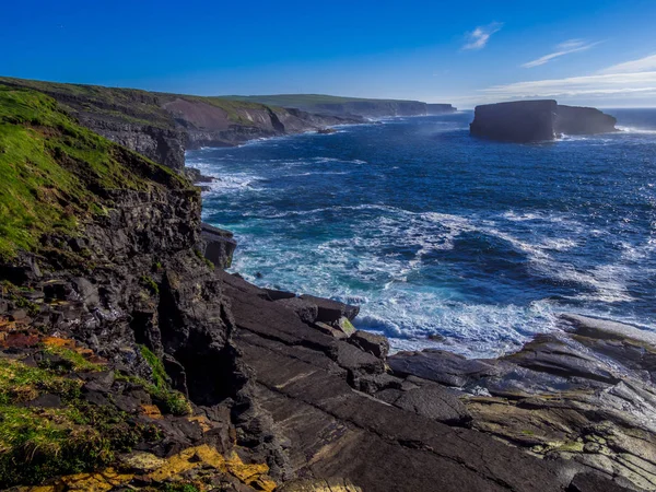 Atemberaubender blick über die klippen von kilkee in irland — Stockfoto