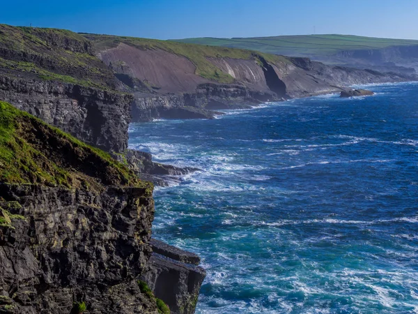 Gyönyörű ír nyugati partján, az Atlanti-óceán, a sziklák Kilkee — Stock Fotó