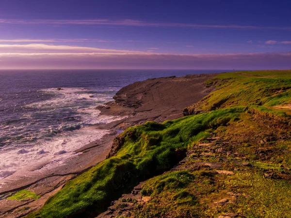 Harika kayalıklarla Kilkee batımında - İrlandalı west coast
