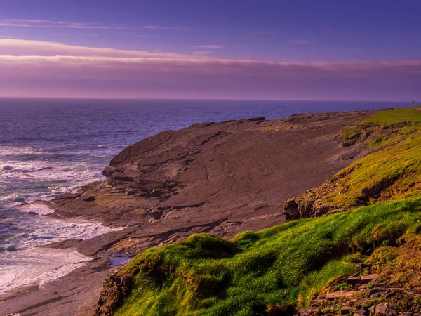 Harika kayalıklarla Kilkee batımında - İrlandalı west coast