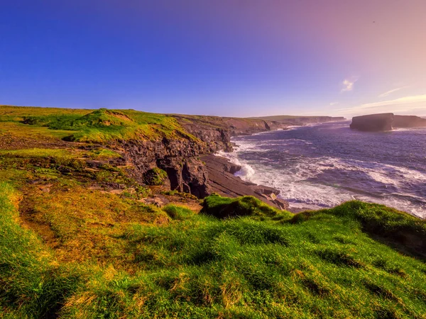 Csodálatos kilátás nyílik a sziklák Kilkee, Írország — Stock Fotó