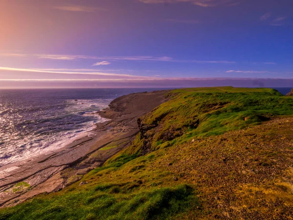 Wspaniałe klify Kilkee o zachodzie słońca - irlandzki west coast — Zdjęcie stockowe