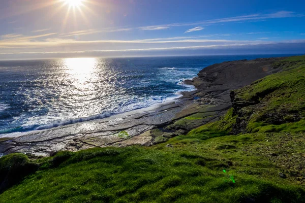 Hermosa costa oeste irlandesa hasta el Océano Atlántico en los acantilados de Kilkee —  Fotos de Stock