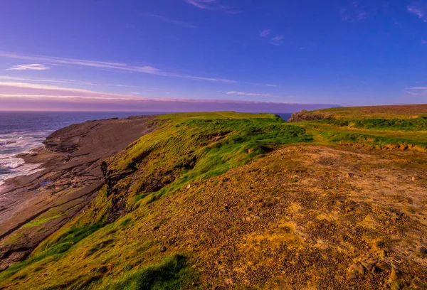 Maravillosos acantilados de Kilkee al atardecer - Costa oeste irlandesa — Foto de Stock