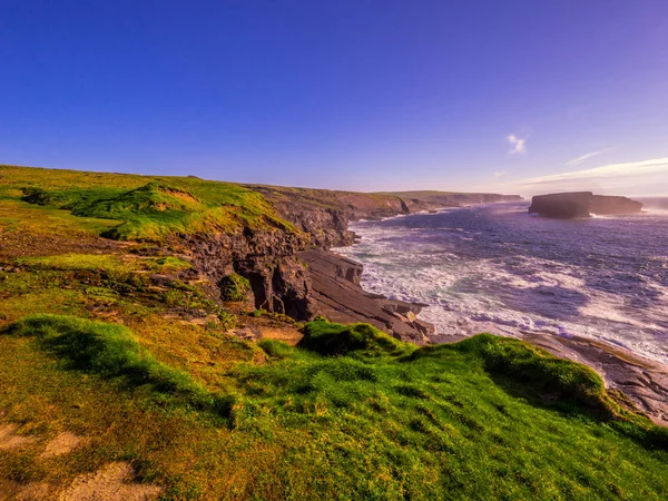 Geweldig uitzicht over de kliffen van Kilkee in Ierland — Stockfoto