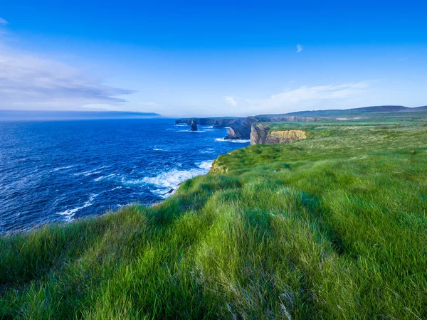 Niesamowity widok na klify Kilkee w Irlandii — Zdjęcie stockowe