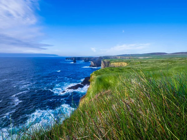 Gyönyörű ír nyugati partján, az Atlanti-óceán, a sziklák Kilkee — Stock Fotó