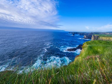 Kilkee kayalıklarla İrlanda üzerinden muhteşem görünüm
