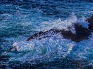 İrlanda Sahil, mavi okyanus su