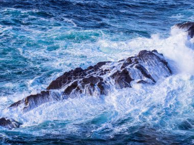 Kayalar - mavi Atlantik isabet vahşi okyanus su