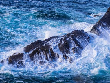 Kayalar - mavi Atlantik isabet vahşi okyanus su