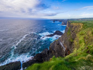 Yaban Atlantik Okyanusu - İrlanda Kilkee Cliffs dan havadan görünümü