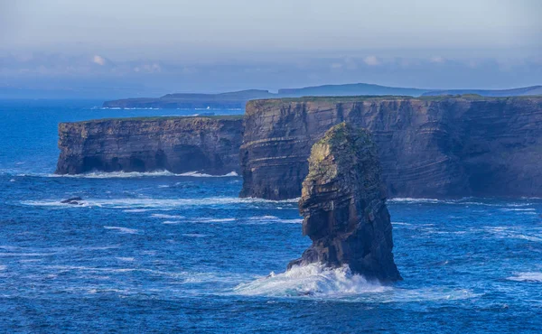Oceano Atlantico selvaggio - vista aerea dalle scogliere di Kilkee in Irlanda — Foto Stock
