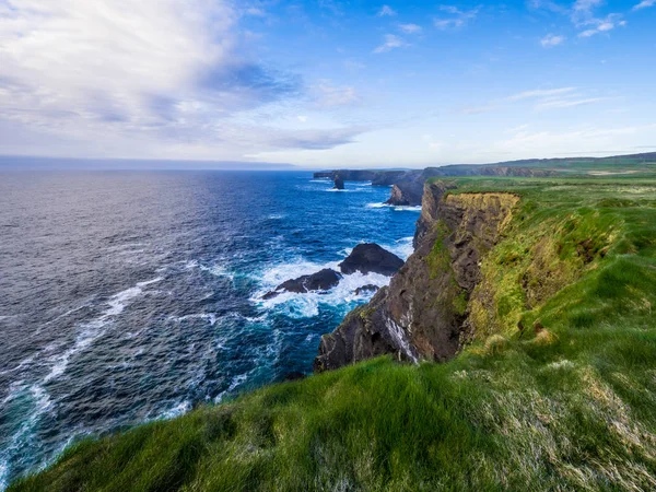 Vadon élő Atlanti-óceán - Légifelvételek a a sziklák Kilkee, Írország — Stock Fotó