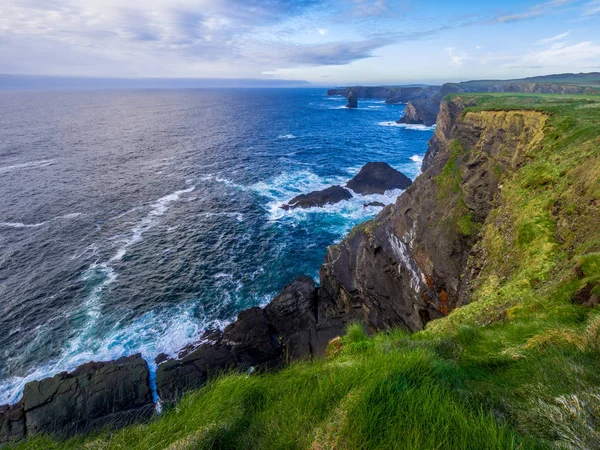 从爱尔兰 Kilkee 的悬崖上看到的野生大西洋海洋鸟瞰图 — 图库照片
