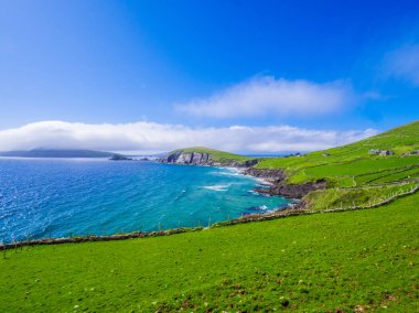 Yeşil tepeler ve mavi okyanus su - İrlanda west coast için tipik