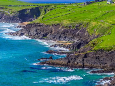 Dingle Yarımadası'nda yaban Atlantik yol harika İrlandalı sahilde